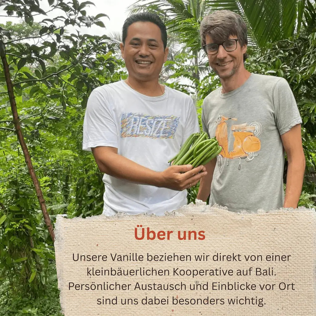 Persönliches Treffen von IKANI mit einem Partner auf Bali. Beide halten frisch geerntete grüne Vanilleschoten.