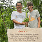 Persönliches Treffen von IKANI mit einem Partner auf Bali. Beide halten frisch geerntete grüne Vanilleschoten.